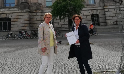 Ingrid Pahlmann MdB und Marion Övermöhle-Mühlbach nach der Preisverleihung vor dem Reichstag.