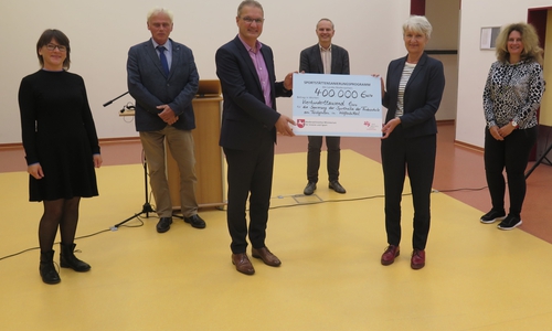 Übergabe an der Schule im Teichgarten: Mit der Förderung des Landes über 400.000 Euro wird die Turnhalle der Schule am Teichgarten saniert. Zur Übergabe kamen (v.l.n.r.): Carmen Grüne vom Team der Schulleitung, Henning Plumeyer (Leiter Gebäudewirtschaft Landkreis Wolfenbüttel), Staatssekretär Stephan Manke, Bernd Retzki (Dezernent Schule, Jugend und Soziales), Landrätin Christiana Steinbrügge sowie die Leiterin des Schulausschusses des Kreistages, Susanne Fahlbusch.   