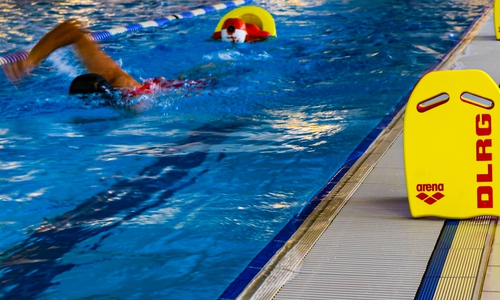 Den Teilnehmern wurden Rettungsschwimmtechniken nahe gebracht.