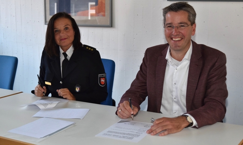 Petra Krischker und Dr. Oliver Junk unterzeichnen die Sicherheitspart- nerschaft, die das schriftlich festhält, was Polizeiinspektion und Stadt Goslar seit Jahren praktizieren.