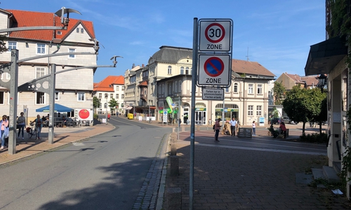 Am Harztorplatz gilt ein Parkverbot. Ein entsprechendes Schild weist in Höhe des ehemaligen "Kronprinzen" darauf hin. 