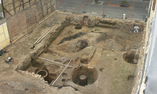 Grabungsfläche von Hochtreppe: Untersuchungsfläche mit untersten Befunden, darunter vier Brunnengruben, gut zu erkennen.