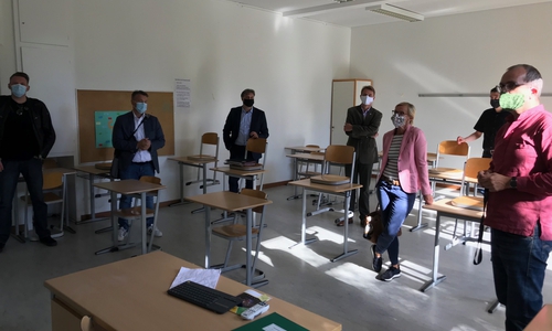 Der Schulausschuss schaute sich vor der Sitzung das THG an. 