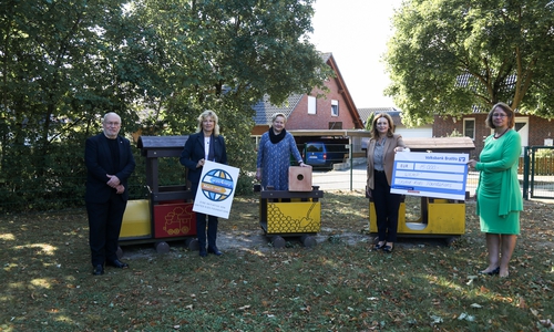  Claudia Kayser (2. v. li.) übergab den ersten Spendenscheck an das Projekt "WEMP". Stellvertretend in Empfang nahmen die Spende Projektleiter Heinz-Werner Kemmling, Kinderkrippen-Leiterin Manuela Jahn (M.), Anja Meier (Samtgemeindebürgermesterin Boldecker Land) und Manuela Peckmann (Samtgemeindebürgermeisterin Brome). 