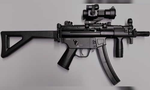 Die Waffe sieht täuschend echt aus.