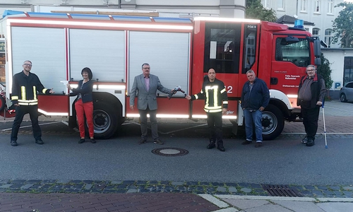 Übergabe der Gerätschaften: Matthias Große (Stellvertretender Ortsbrandmeister), Katrin Koch (Stellvertretende Ortsbürgermeisterin (CDU)), Kersten Meinberg (Ortsbürgermeister (SPD)), Marco Dickhut (Ortsbrandmeister), Bernfried Keye (Ortsratsmitglied (SPD)), Eckbert Schulze (Ortsratsmitglied (CDU)) (v. li.).