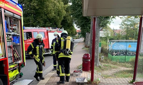 Einige Einsatzkräfte waren mit Atemschutzgerät am Einsatzort. Dieser wurde aber auf Grund der geringen Rauchentwicklung nicht benötigt. Das Aufsetzen der Geräte noch während der Anfahrt zur Einsatzstelle ist ein Standardvorgang bei jedem Brandeinsatz, um im Fall der Fälle gerüstet zu sein.