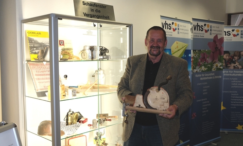 Kreisheimatpfleger Arnold Kipke hatte die Idee für das „mobile Museum“ beziehungsweise die „Schaufenster in die Vergangenheit“. Mit Fördermitteln des Landkreises Goslar und der Stiftung Braunschweigischer Kulturbesitz konnte das Projekt realisiert werden.   