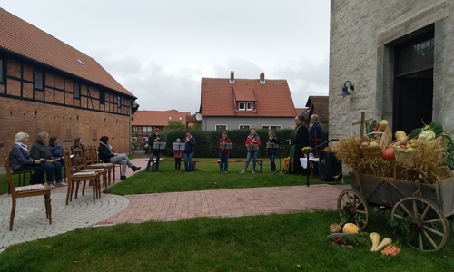 In Hötzum wurde das Erntedankfest im Freien gefeiert. 