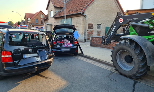 Der Trecker drückte mit seinem massiven Frontlader das Heck des Touran ein. 