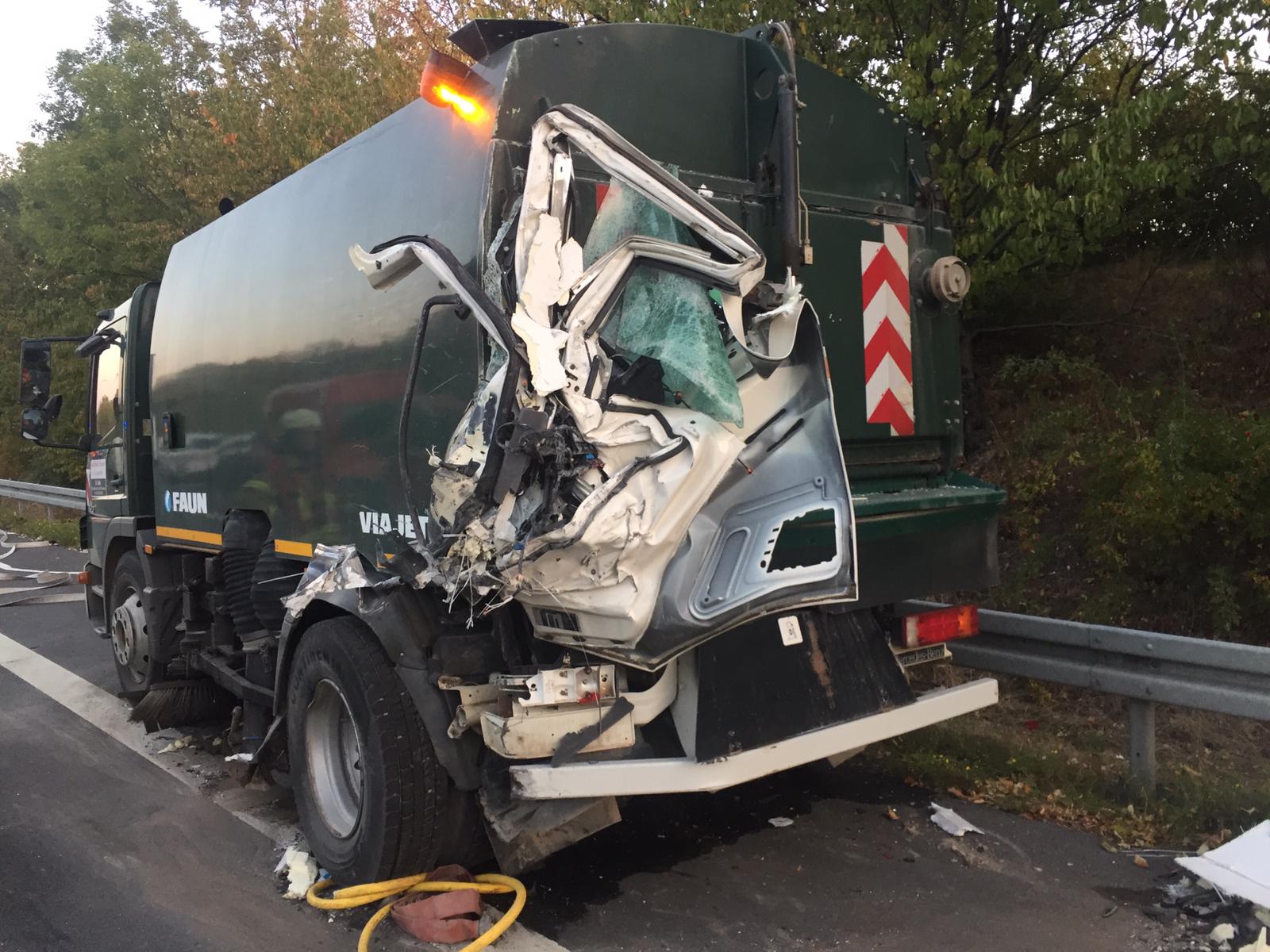 Schwerer Unfall Auf Der B6 Lkw Rammt Kehrmaschine Regionalheute De