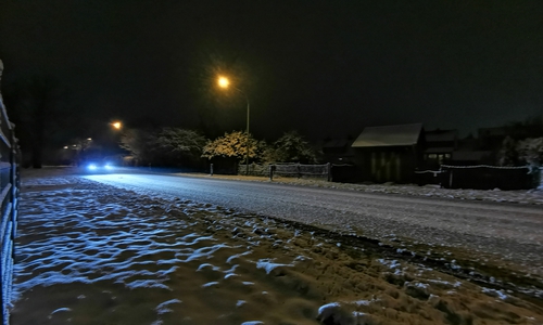 Neuschnee in Kombination mit Temperaturen leicht über den Gefrierpunkt sorgt für rutschigen Schneematsch auf den Straßen. 