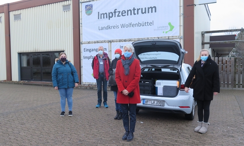 Der Impfstoff ist im Kofferraum – das mobile Impfteam fährt für die ersten Impfungen vom Impfzentrum in der Schweigerstraße nach Schladen: Verwaltungskraft Franca Schridde (1.v.l.), Dr. Heike Geibel (3.v.l.) und Nele Illner (impfberechtige Person, ganz rechts). Zum Impfstart waren auch der ärztliche Leiter des Impfzentrums Dr. Ulrich Heida (2.v.l.) und Landrätin Christiana Steinbrügge (vorne) vor Ort.