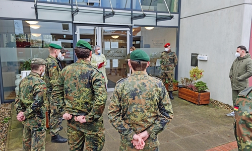 Zehn Soldaten der Bundeswehr unterstützen auf Antrag des Landkreises Peine das Pflegeheim Zur Peiner Eule. 