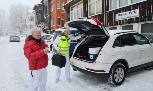 Impfstart im Landkreis Goslar: die Mediziner Jens Suckstorff und Dr. Klaus Lange-Breyther erreichten am Morgen die Seniorenresidenz „Haus am Park“ im winterlichen Hahnenklee. Insgesamt wurden in der Einrichtung 37 Impfungen vorgenommen.