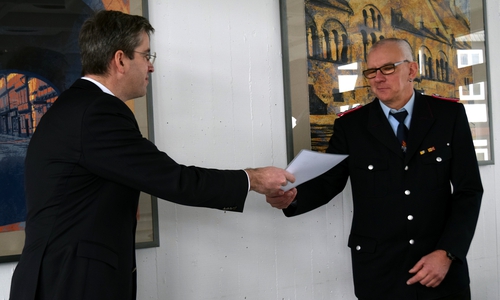 Dr. Oliver Junk (links) gratuliert Christian Kaminski zu seinem neuen Amt als Ortsbrandmeister.