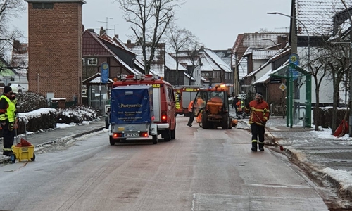 Im ganzen Ort kämpft die Feuerwehr gegen ausgelaufene Betriebsmittel. Die B244 ist gesperrt. 