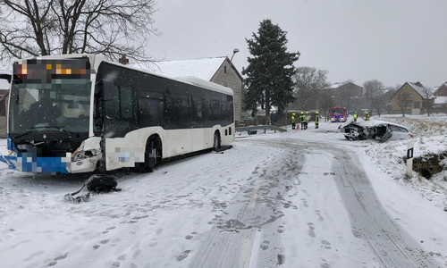 Das Auto kam nach der Kollision mit dem Bus im Straßengraben zum liegen. 