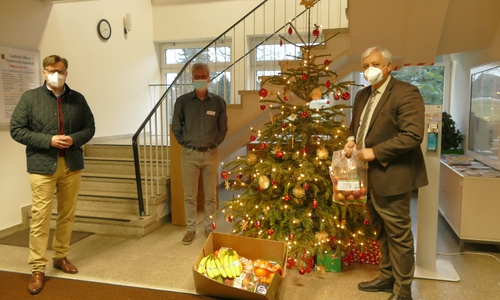Landrat Dr. Andreas Ebel (l.) und Amtsarzt Josef Kraft (r.) nahmen die anonyme Obstspende, die der Leiter des Real-Marktes, Uwe Baumann, in das Gesundheitsamt brachte, dankbar entgegen.