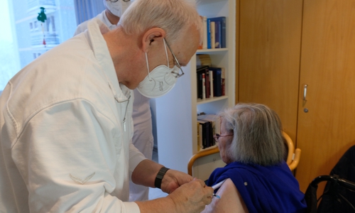 Dr. Klaus Lange-Breyhter, Medizinischer Leister des Impfzentrums des Landkreis Goslar, bei der Impfung der 93-jährigen Heimbewohnerin Frau Günther.