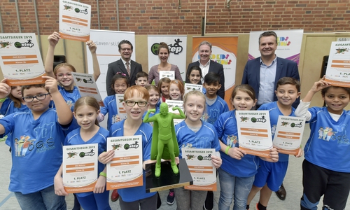 Die Klasse 3b der Offenen Gesamtschule Rühme wurde bei der ersten Auflage von step BraWo in 2019 sowohl zum step BraWo-Champion, Direktionssieger Braunschweig und sogar zum bundesweiten step-Champion gekürt. Carsten Ueberschär, Botschafter des Kindernetzwerks und Leiter der Direktion Braunschweig von der Volksbank BraWo, Klassenlehrerin Anuschka Barth, Thomas Fast, Vorstandsvorsitzender der Volksbank BraWo Stiftung und Leiter der Direktion Gifhorn von der Volksbank BraWo, sowie Malte Heinemann, Geschäftsführer der Cleven-Stiftung Deutschland, gratulierten am 5. Dezember 2019 der Klasse.