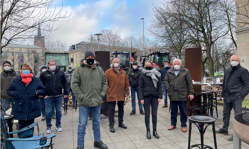 Vertreter der Bewegung Land schafft Verbindung zusammen mit Barbara Otte-Kinast (roter Schal) und Landtagsvizepräsident Frank Oesterhelweg (braune Jacke). 