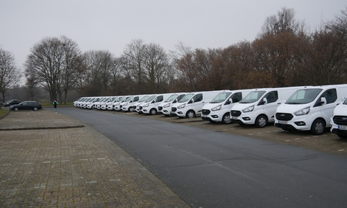19 Transporter, alle weiss, alle mit Landauer Kennzeichen - Was hier wie ein Autohaus anmutet, ist ein öffentlicher Parkplatz am Salzgittersee.