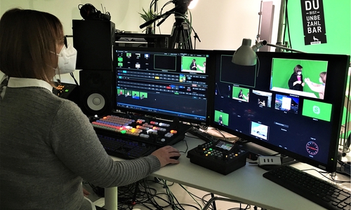 Mitarbeitende der Stadt Wolfsburg bei den Dreharbeiten im Video-Studio in der Markthalle am Tag des Ehrenamts.