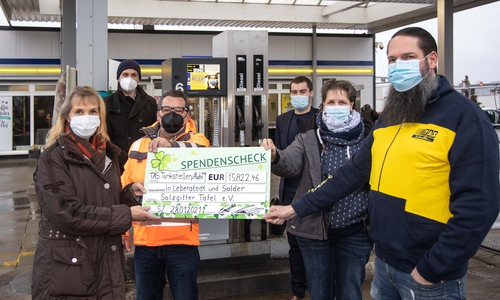 Von links: Susanne Röttger, Tafel, Eike Mönneke Geschäftsführer Tas hinten, Arkadius Sowislo Autospa vorn, Tobias Gestmann, Bereichleitung Tankstellen Tas, Sylvia Lowinski Tas Tankstelle Salder, Oliver Klingner, Stationsleitung Tas Engelstedt.