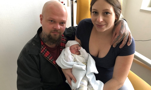 Die Eltern Dennis und Sarah Hage mit Töchterchen Ella 