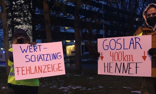 Mit Plakaten und Kerzen machten die Mitarbeiter ihrem Ärger Luft.