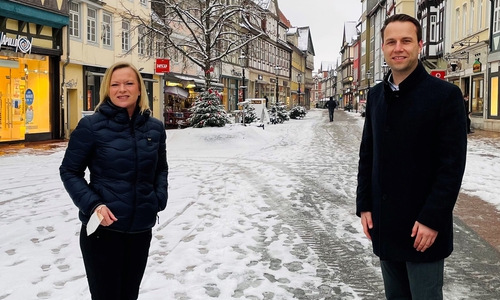 Die Landtagsabgeordnete Dunja Kreiser und der SPD-Bürgermeisterkandidat Dennis Berger in der Wolfenbütteler Fußgängerzone.