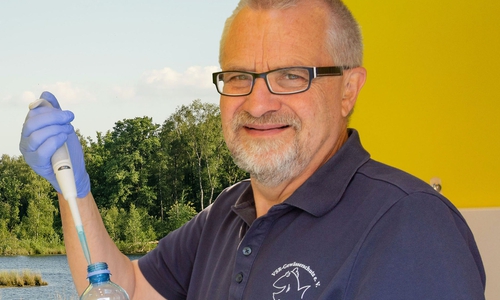 Dipl.-Phys. Harald Gülzow analysiert eine Wasserprobe.