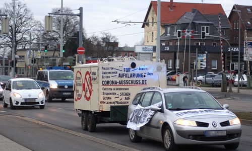 Mit Plakaten und Beschriftungen an ihren Fahrzeugen machten die Demonstranten auf ihre Botschaften aufmerksam.
