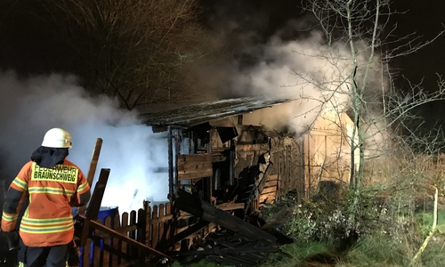 Bei Eintreffen der Kräfte stand eine Gartenlaube im Vollbrand.