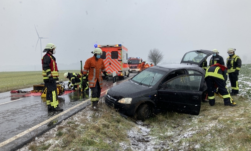 Das Auto war im Straßengraben gelandet.