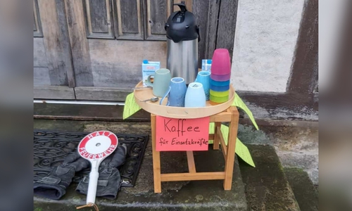 Anwohner stellten für die Einsatzkräfte warme Getränke bereit. 