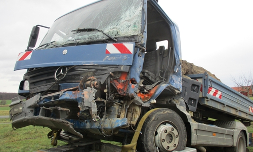 Der LKW fuhr frontal und ungebremst in eine Scheune.