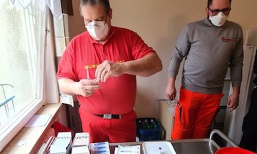 Vorbereitung der Impfung durch Ralf Maly (DLRG) und Dennis Tiemann (JUH).