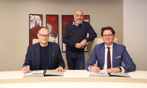 Die persönlich haftenden Gesellschafter der realkapital Mittelstad KGaA, Torsten Lucas (li.) und Nikolaus Lange (stehend), stellen mit Mark Uhde, Vorstandsmitglied der Volksbank BraWo, die vertraglichen Weichen für eine erfolgreiche Zukunft der Braunschweiger Beteiligungsgesellschaft.
