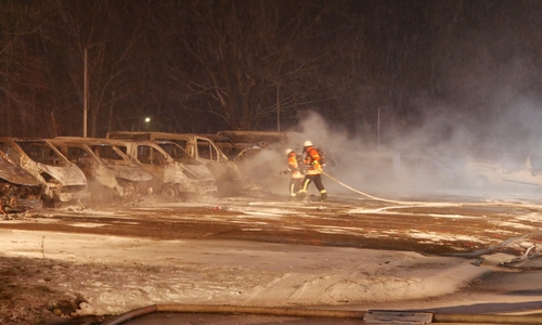 Die zehn Busse wurden völlig zerstört. Durch die enorme Hitzeentwicklung verzog sich sogar das Metall. 