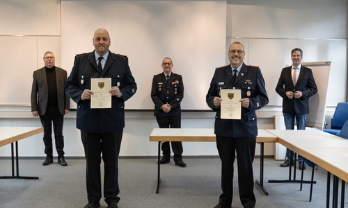 Jürgen Koch und Frank Slotta (vorn von links) freuen sich, dass sie weiterhin mit Stadtbrandmeister Christian Hellmeier (Mitte) sowie Dr. Oliver Junk (rechts) und Burkhard Siebert zusammenarbeiten werden.