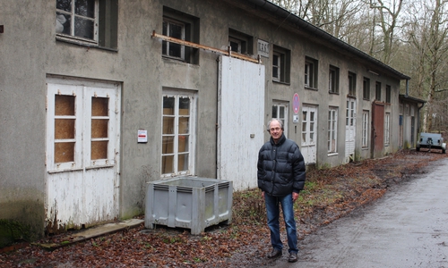 Uwe Otte vor einer der alten Produktionshallen. Der pensionierte Lehrer setzt sich seit den 1980er Jahren dafür ein, dass die Heeresmunitionsanstalt Lehre nicht vergessen wird.