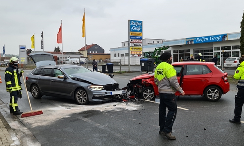 Die Autos krachten auf der Neuen Straße zusammen.