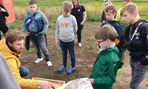 Der Kinderbeirat Wolfsburg mit Daniel Pollok beim Besuch der archäologischen Grabung am Sonnenkamp.