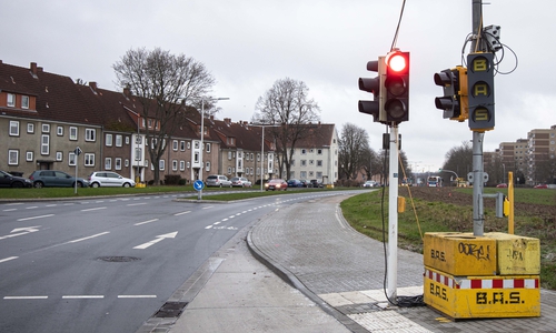 Der Verkehr wird durch eine zusätzliche Ampel geregelt.