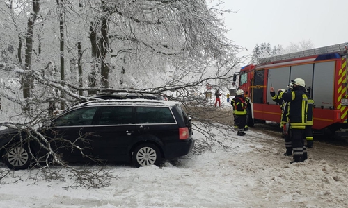 Am Parkplatz „Unter den Eichen“ wurden zwei Autos beschädigt.