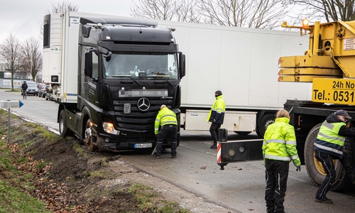 Der LKW blockierte mehrere Stunden lang die Straße.