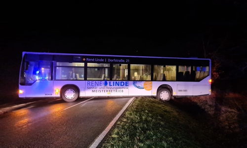 Beim Wenden steckte der Bus auf der Fahrbahn fest.