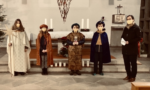 Die Sternsinger Leni, Antonia, Lasse und Robert mit Veronika Koch vom Organisationsteam der Graslebener Sternsinger.